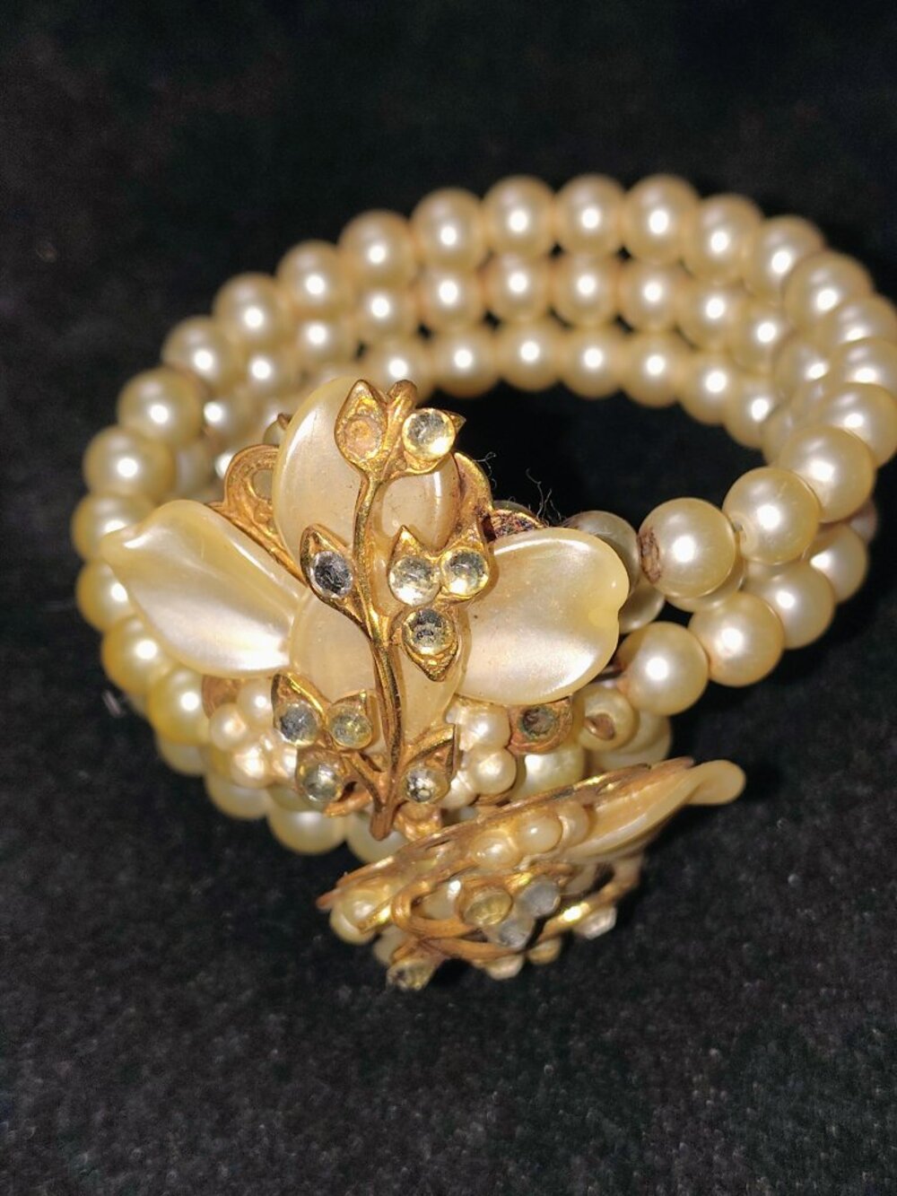 Vintage 1950s Gold‑Tone Memory Wire Coil Bracelet w/ Lucite Floral & Faux Pearls